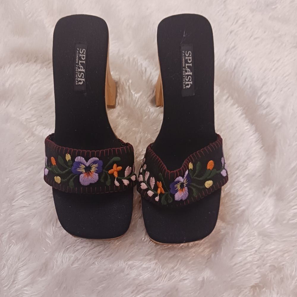 Splash embroidered square toe chunky platform sandals size 5.5